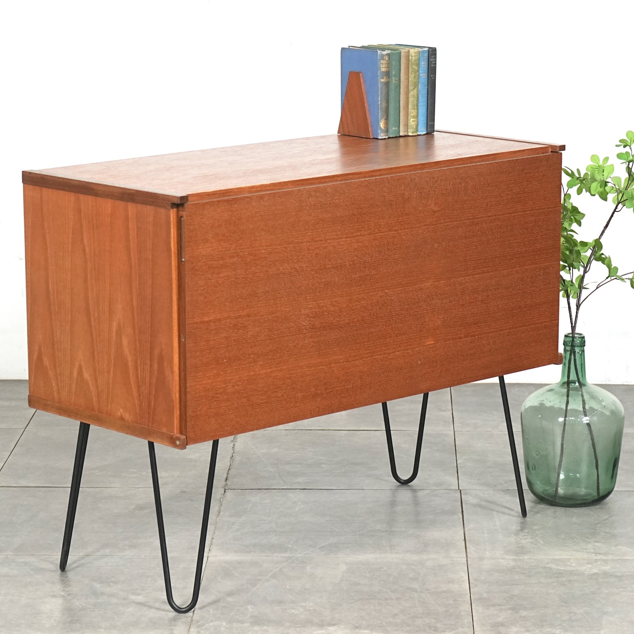 CABINET & SIDEBOARD – TIME HYPE