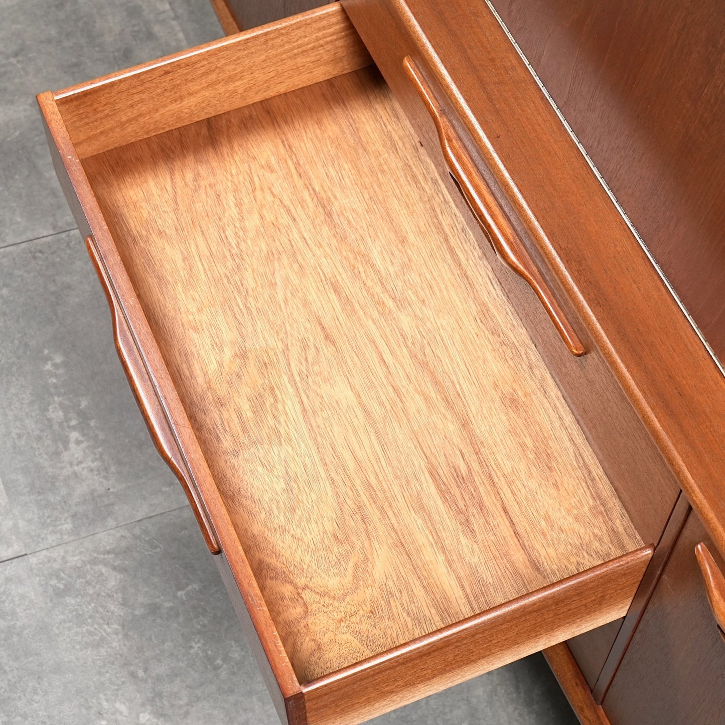 【Jentique】ヴィンテージ キャビネット(ハイサイドボード)