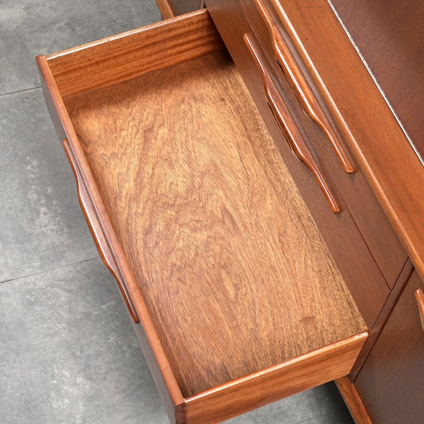 【Jentique】ヴィンテージ キャビネット(ハイサイドボード)