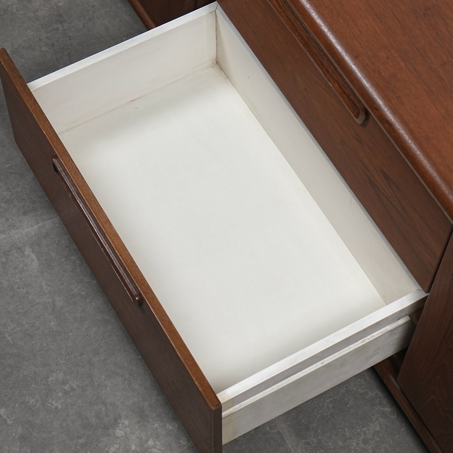 【Meredew】ヴィンテージ サイドボード