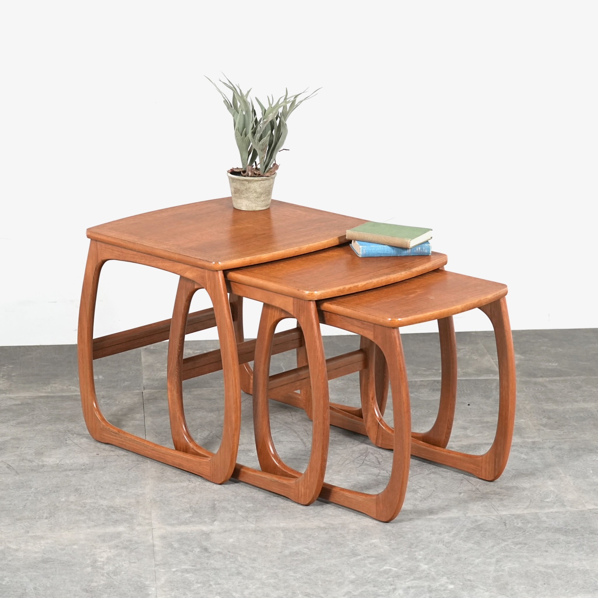LOW TABLE & NEST TABLE – TIME HYPE